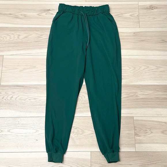 LIKE NEW Lululemon Women’s Keep Moving Joggers - Picture 1 of 6